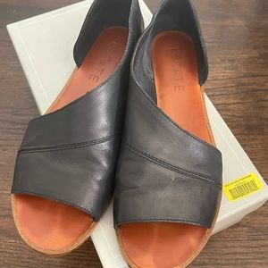 1 State Celvin Black Leather flat 8.5
